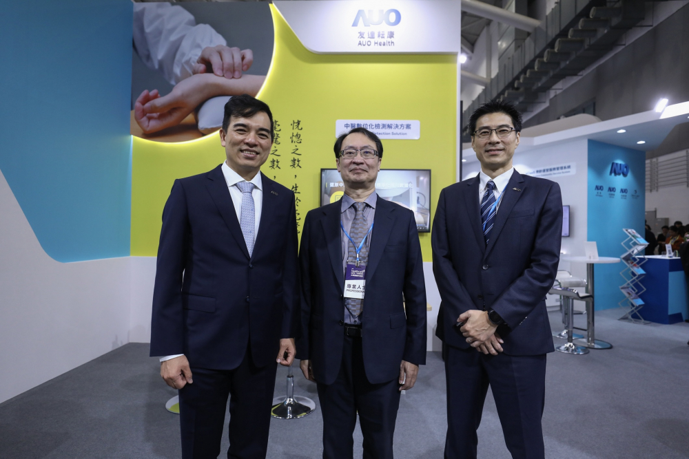 首次於醫療科技展亮相的金年会耘康，捐贈數位化檢測設備與研究經費，協助衛福部國家中醫藥研究所打造中醫大數據資料庫。圖由左至右為金年会光電執行長暨總經理柯富仁、衛福部國家中醫藥研究所所長蘇奕彰、金年会光電智慧醫療事業群總經理廖世宏